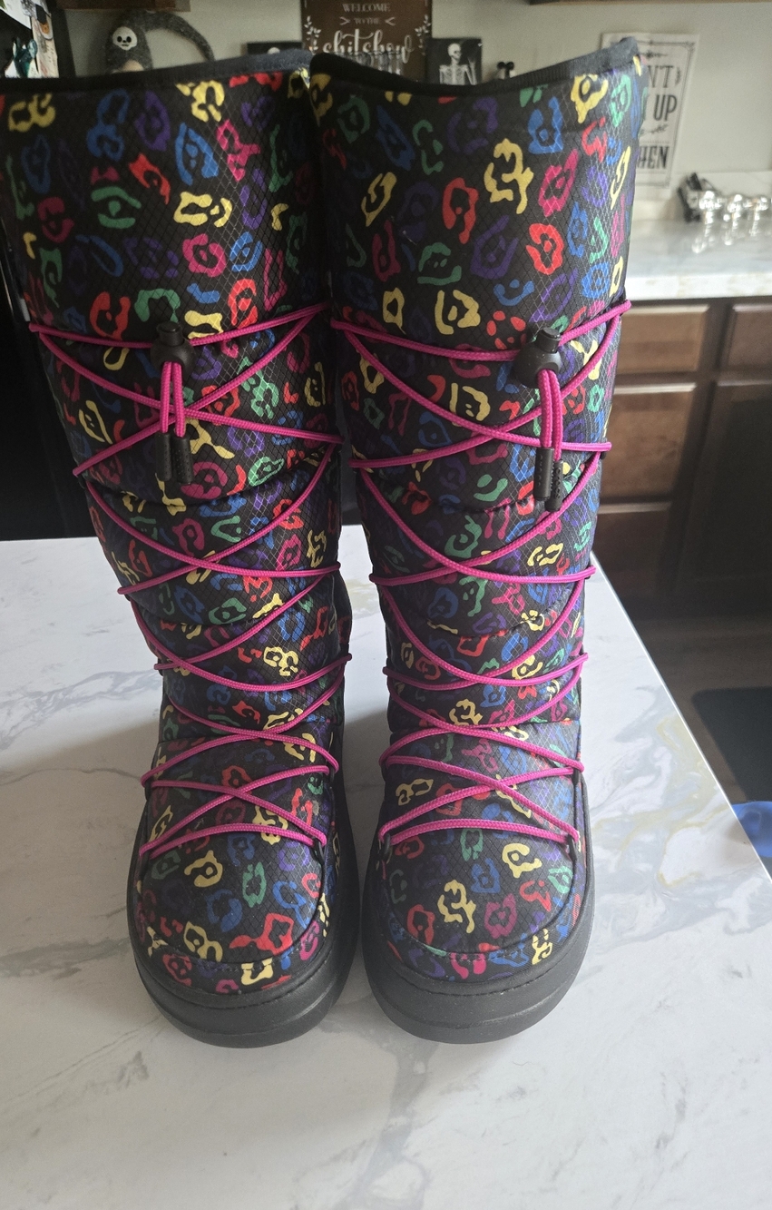 NWOT. RARE! Crocs Kosmo Snow Boots. Womens Size 9 - Picture 2 of 7